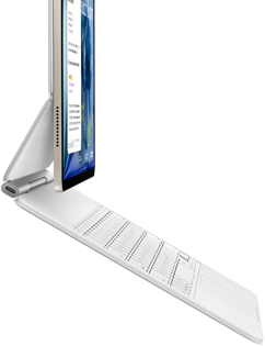 iPad Air v hviezdnej bielej farbe pripojený k bielej klávesnici Magic Keyboard, pohľad zboku